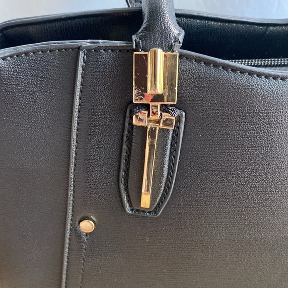 Vintage black PU woman’s tope hand bag with gold tone trim outside zip pocket - Picture 15 of 17